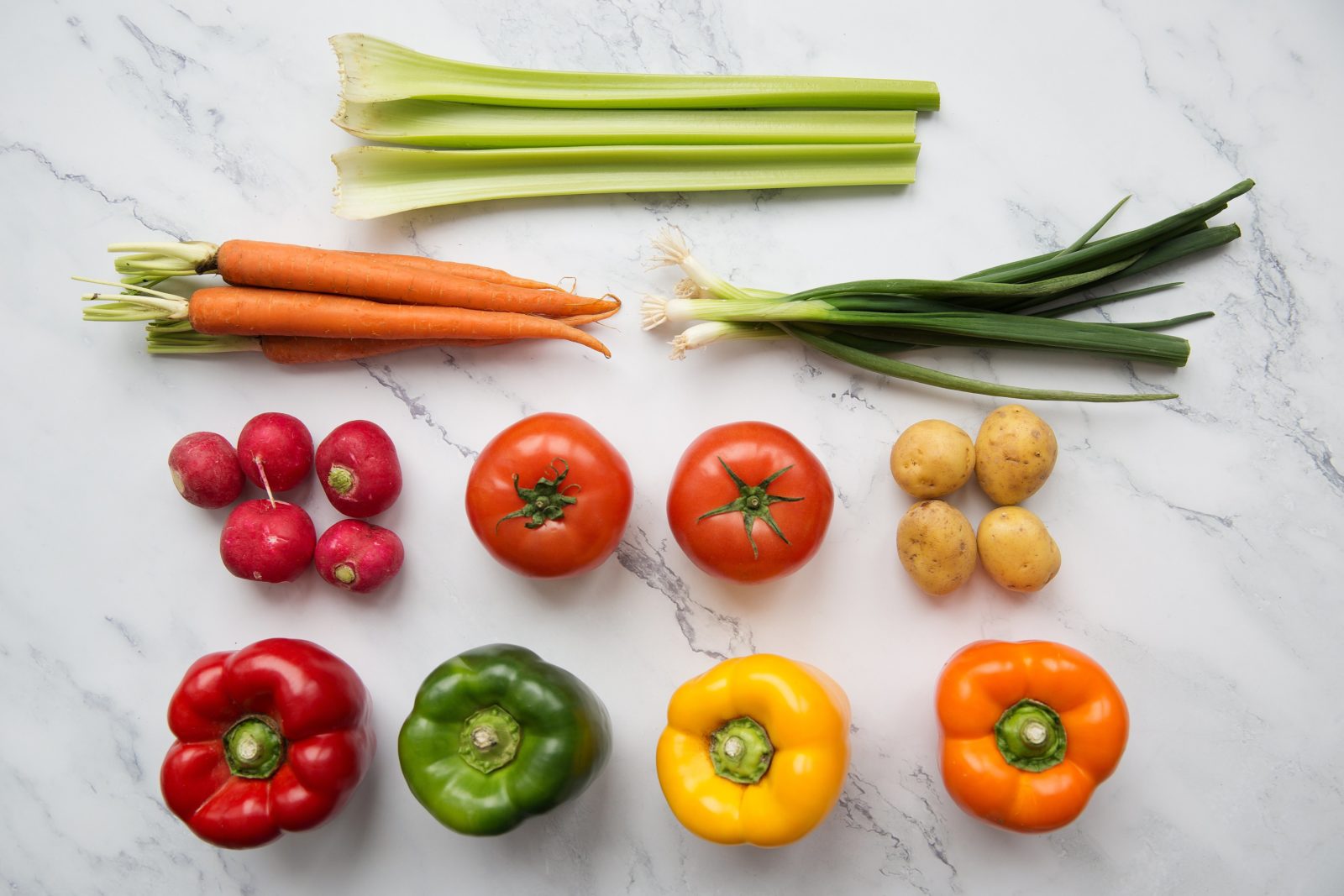 fresh-vegetables-arranged-on-chopping-board-flatlay