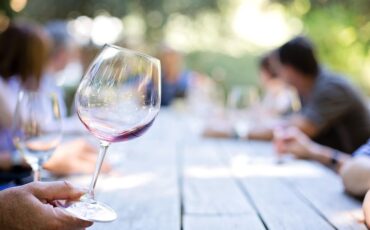 Cave à vin souterraine avec barriques en bois, hygrométrie naturelle, température stable idéale pour le vieillissement du vin